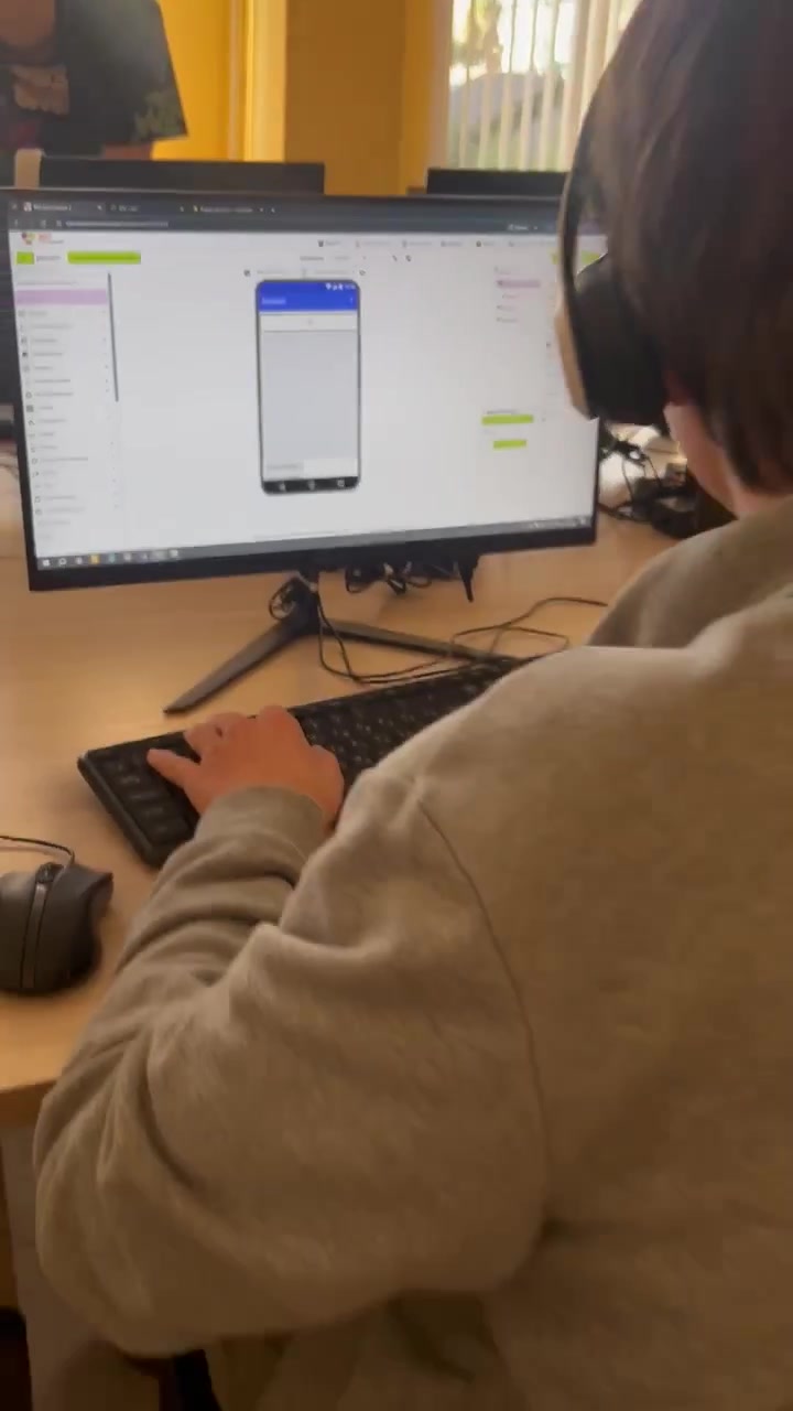 Ребёнок настраивает экран приложения в App Inventor