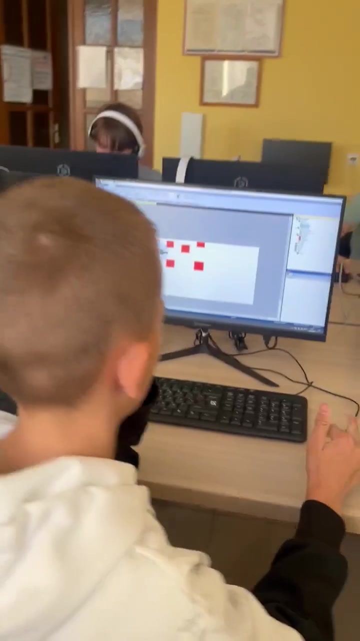 Ребёнок размещает объекты игровой сцены в Construct 2