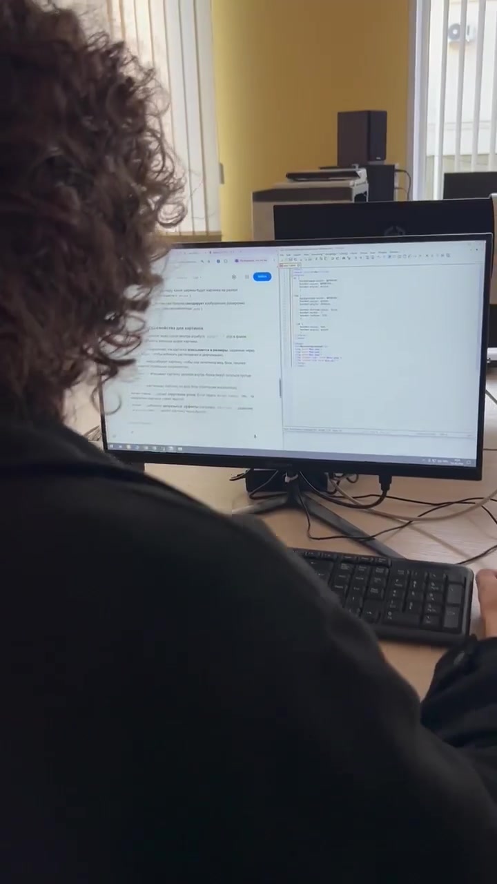 Ребёнок работает с текстовым кодом на Python